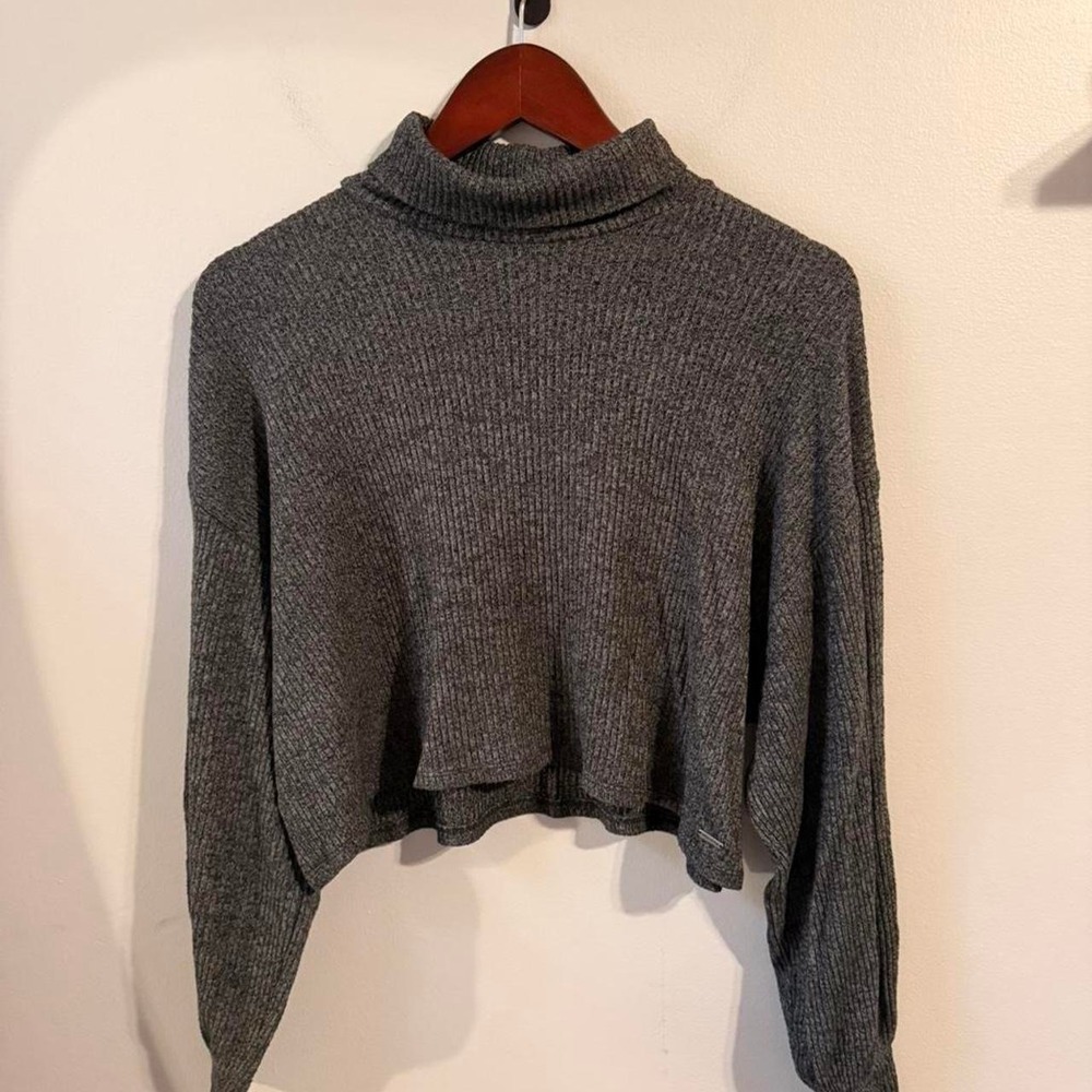 Hollister grey cropped turtleneck sweater